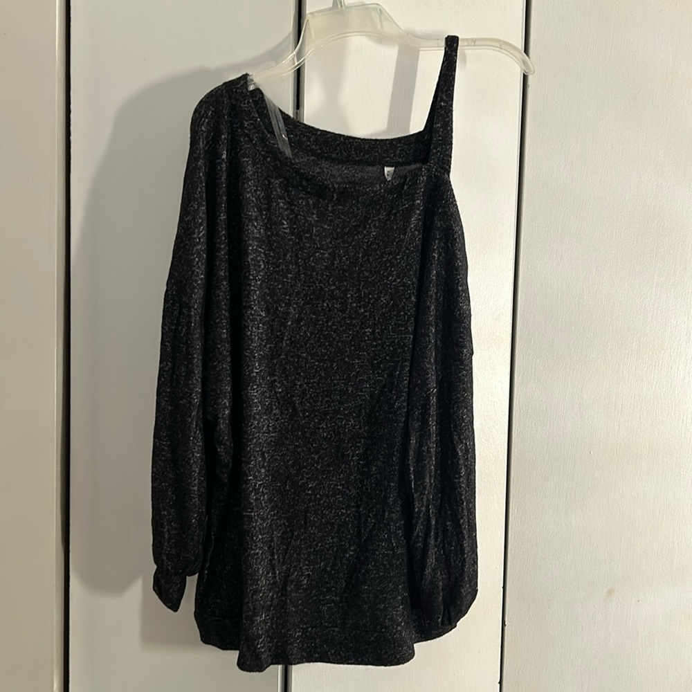 Plus size cold shoulder 3/4 sleeve top, NWT.